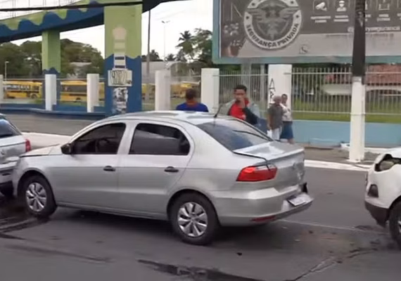 Engavetamento entre três carros deixa trânsito lento na Avenida Fernandes Lima