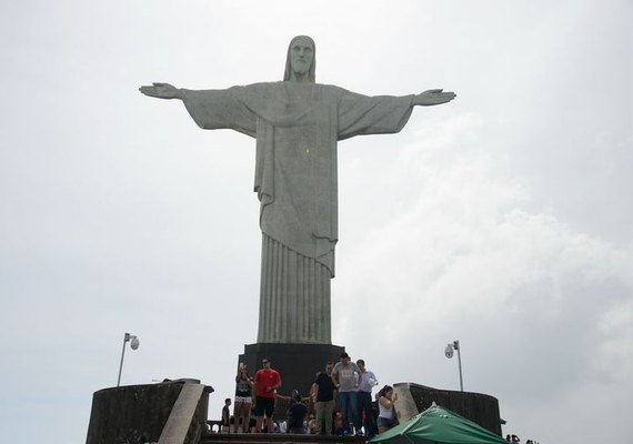 Cristo é iluminado para marcar campanha de vacinação contra a gripe