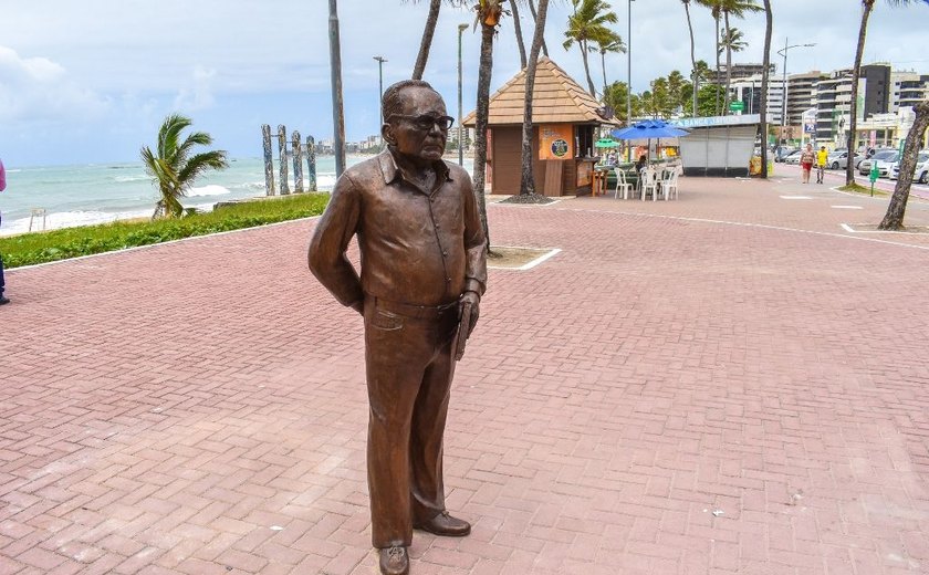 Prefeito Rui Palmeira inaugura escultura do escritor Lêdo Ivo na orla de Jatiúca