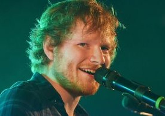 Cantor Ed Sheeran machuca o rosto com espada e a culpada é a princesa Beatriz