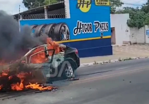 Carro pega fogo e bombeiros são acionados em Arapiraca