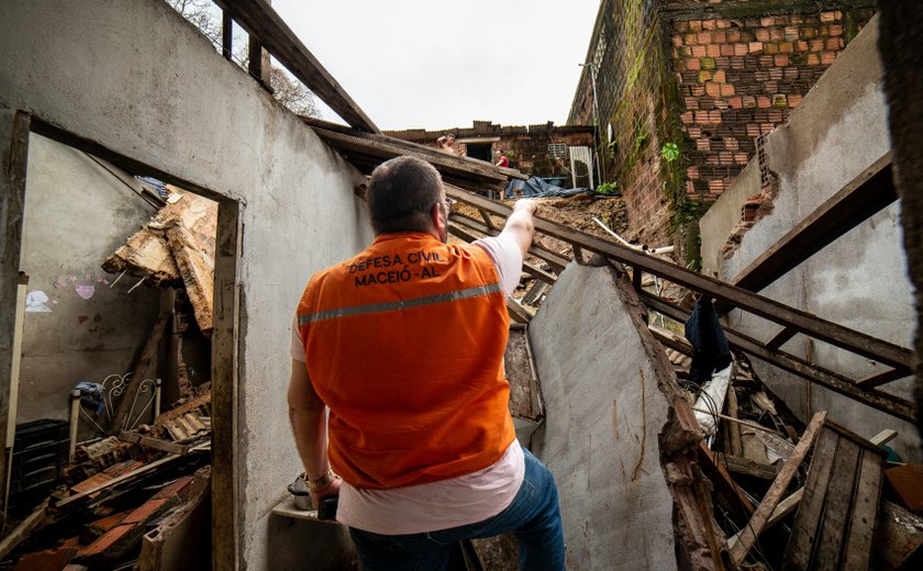 Vistorias da Defesa Civil de Maceió identificam riscos em residências