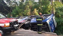 Ônibus tomba e deixa 13 pessoas feridas em Mogi das Cruzes