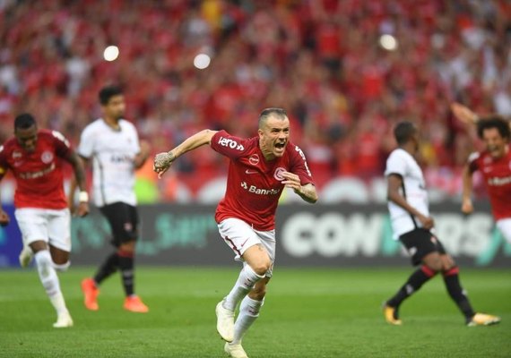 Com pênalti mal marcado, Internacional derrota Vitória e segue na cola do líder