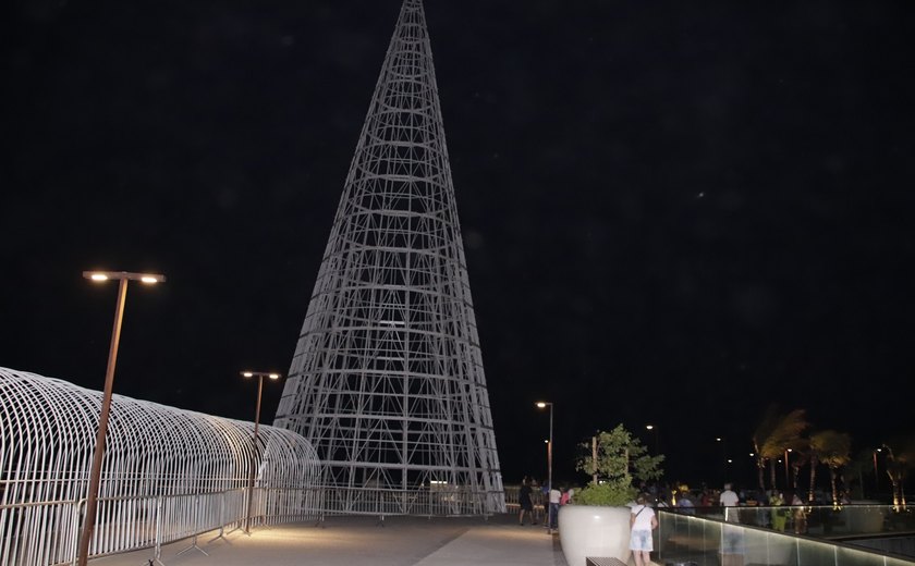 Prefeitura volta a instalar árvore de Natal gigante na orla de Ponta Verde