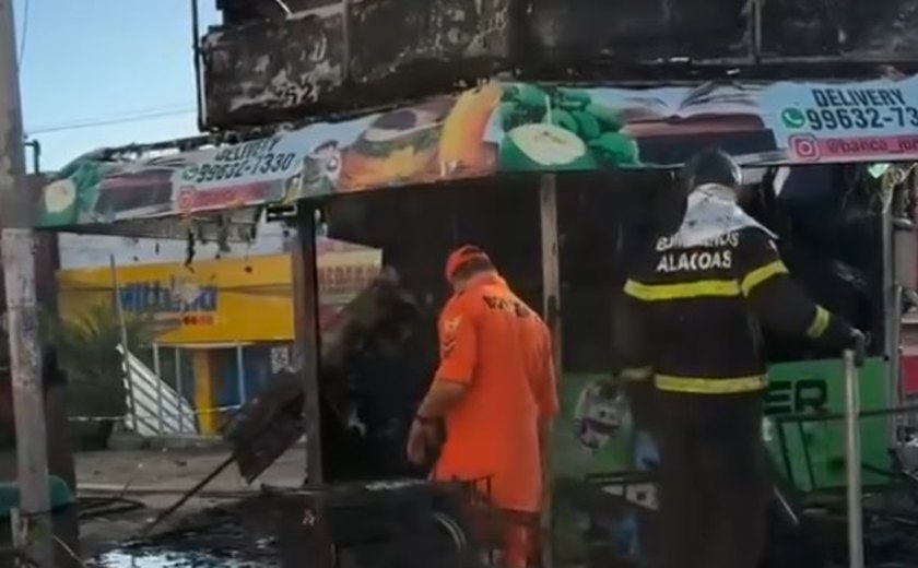 Lanchonete é atingida por incêndio durante madrugada em Arapiraca