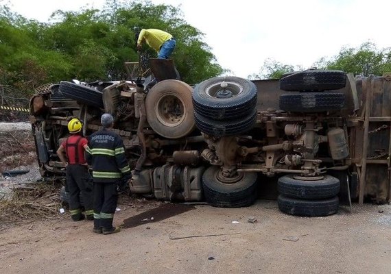 Tombamento de caçamba deixa um morto e outro ferido no Benedito Bentes