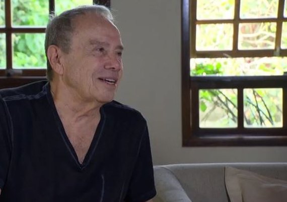 Stenio Garcia recebe alta e deixa hospital na zona oeste do Rio