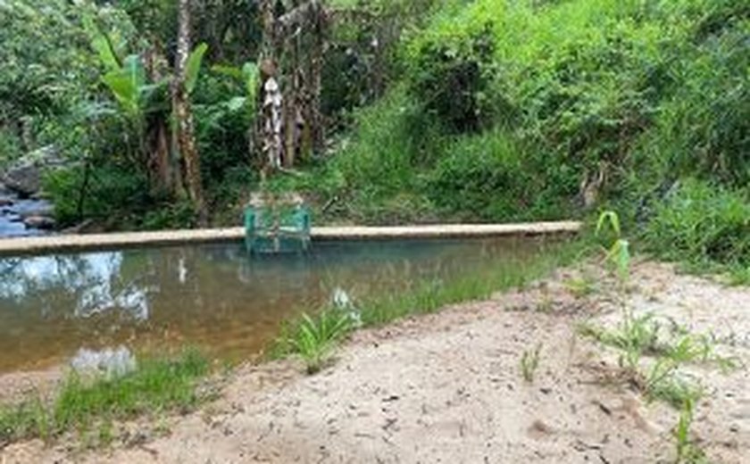 Casal faz limpeza emergencial em barragem de Colônia Leopoldina