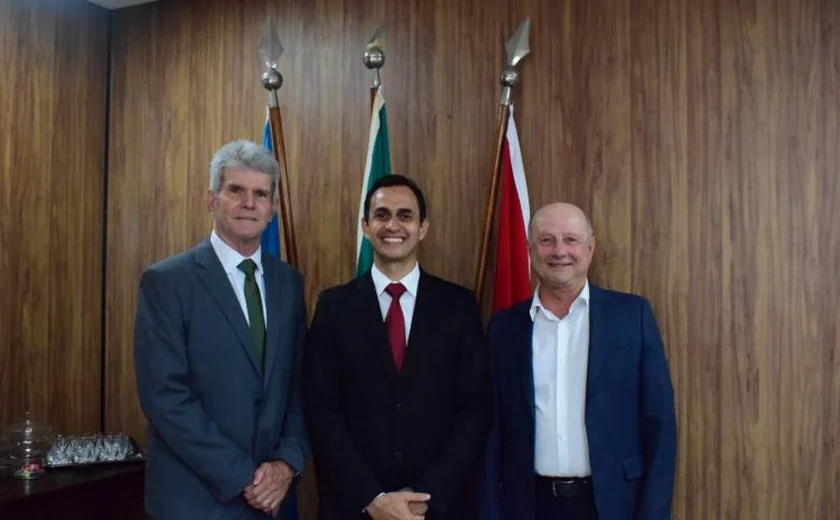 Presidente Fernando Toledo empossa novo agente de controle externo do TCE/AL