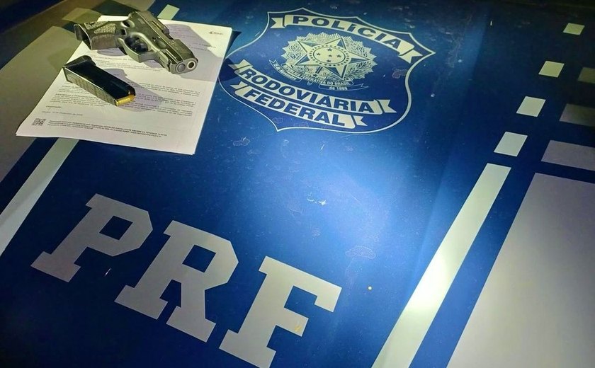 PRF prende homem com mandado por homicídio e apreende pistola em Maceió