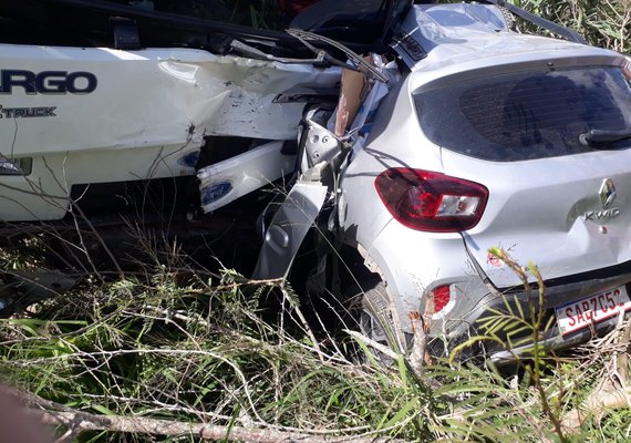 Criança, mulher e dois homens morrem em colisão de carro contra caminhão