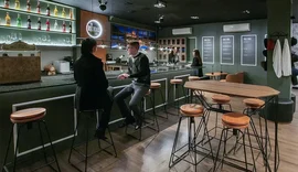 Cooperativa de crédito instala bar dentro de agência e transforma cofre em adega