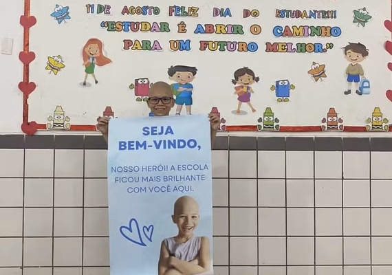 Menino que emocionou desconhecidos após anunciar fim de tratamento de câncer é recebido com festa na escola