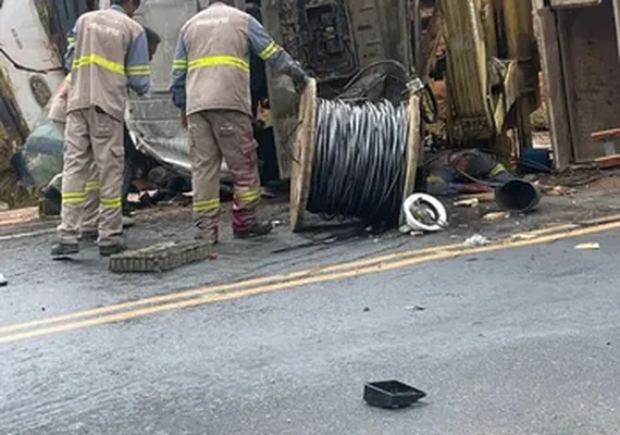 Tombamento de carreta deixa quatro feridos na BR-416 em Colônia Leopoldina