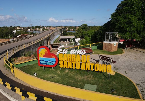 Homem é baleado  por criminosos encapuzados enquanto estava na casa da avó