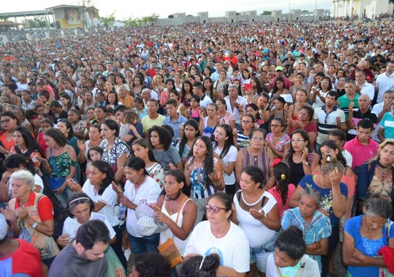 Mais de 40 mil pessoas lotam a Cidade de Maria em comemoração ao Dia das Mães