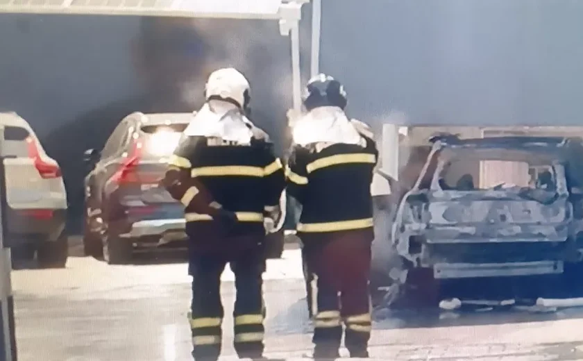 Incêndio destrói carro elétrico dentro de concessionária em Maceió