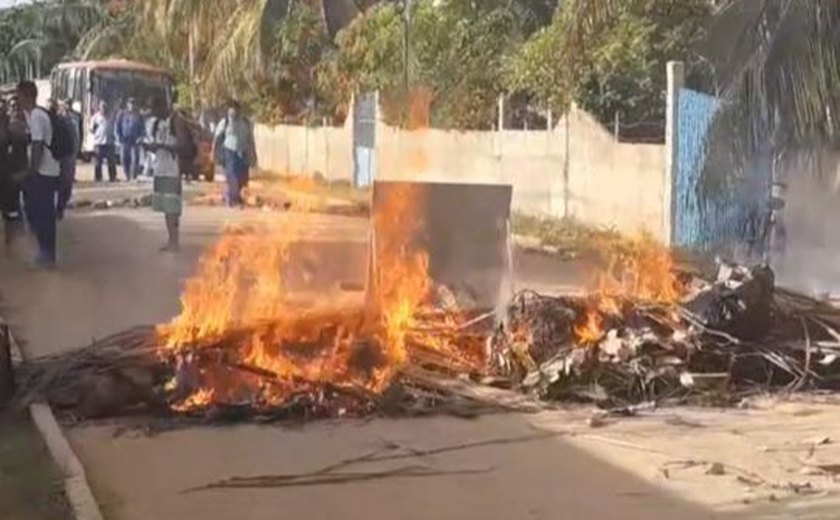 Integrantes do MST fecham estrada em Carro Quebrado em protesto por falta de água