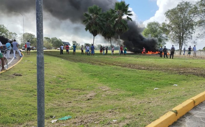 Ex-funcionários de empresa reponsável por obras no Aeroporto Zumbi dos Palmares realizam protesto contra falta de pagamentos