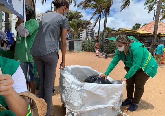 Ação retirou mais de 70 quilos de recicláveis na orla marítima da capital
