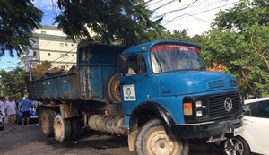 Homem rouba caminhão de lixo, bate em 8 carros e acaba preso no RJ