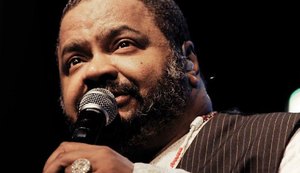 Arlindo Cruz reage dois meses após sofrer AVC: 'Ficou sentado pela primeira vez'