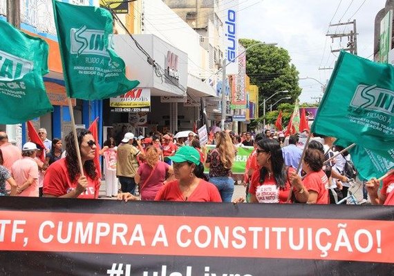 Manifestantes realizam ato no Centro em defesa de Lula