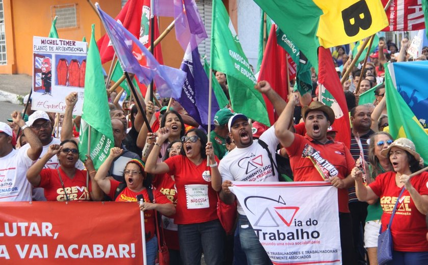 Protesto contra o Governo Temer reúne multidão no Farol e no Centro de Maceió