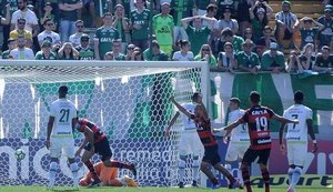 Atlético Goianiense vira para cima da Chapecoense e vence na Arena Condá