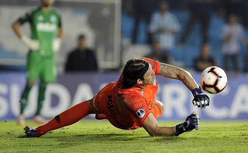 Cássio chega a 28 defesas e se torna o goleiro que mais defendeu pênaltis  na história do Corinthians