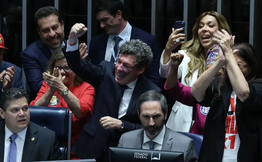 Senado aprova fim da escala 6x1 e redução da jornada de trabalho
