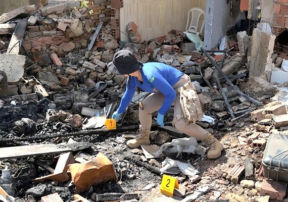 Polícia Científica inicia coleta de materiais nos imóveis afetados pelas explosões de fogos de artifício em Arapiraca