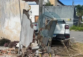 Batida entre carros termina com veículo atingindo muro em Arapiraca