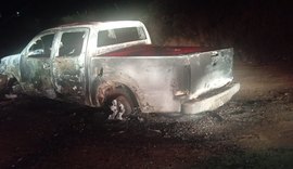 Carro pega fogo e fica destruído na zona rural de Girau do Ponciano