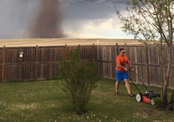 Homem corta grama tranquilamente durante passagem de tornado no Canadá