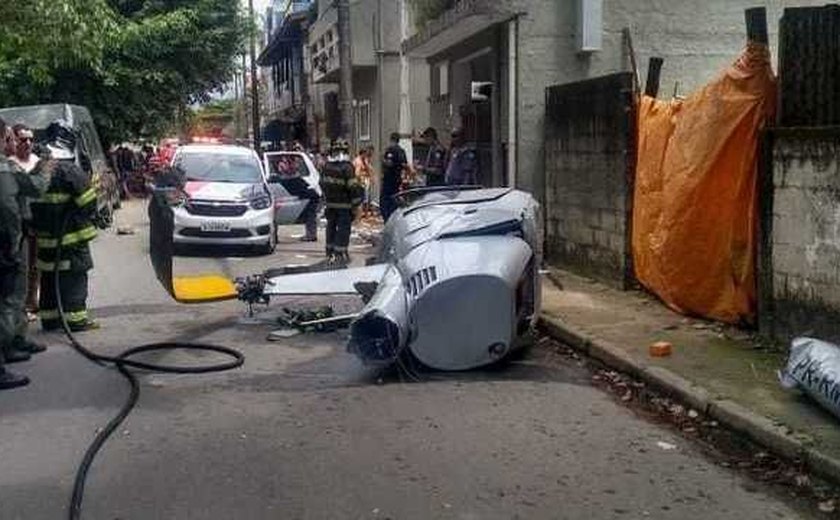 Helicóptero cai em Ubatuba (SP)  e deixa um pedestre morto