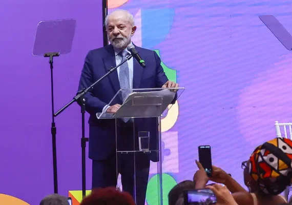 Lula abre conferência e sanciona ampliação da licença-maternidade