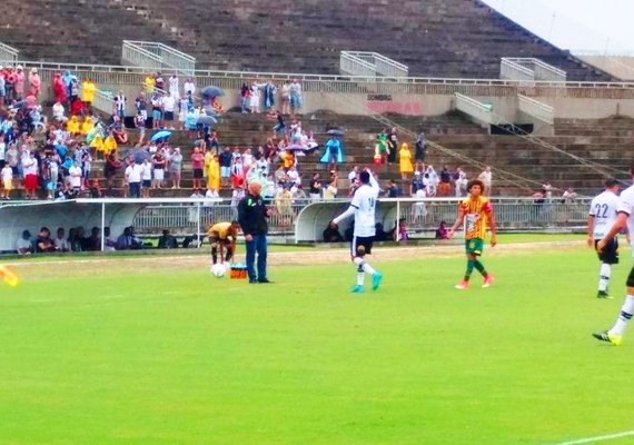 Sampaio Corrêa vence Botafogo na Paraíba e assume vice-liderança