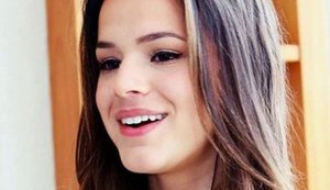 Marquezine revela que já beijou meninas e enviou nudes