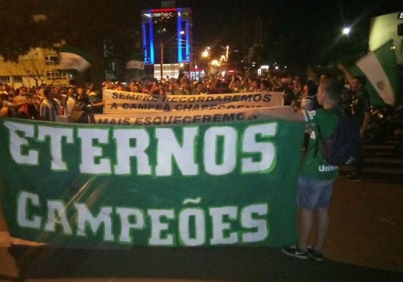 Torcedores começam homenagens para vítimas do acidente com voo da Chape