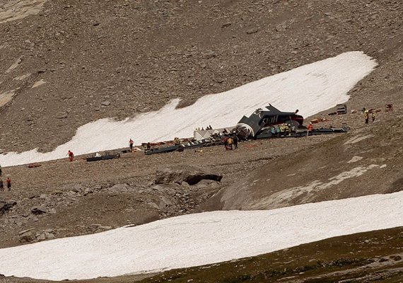 Avião militar de 1939 cai nos Alpes Suíços e deixa mortos