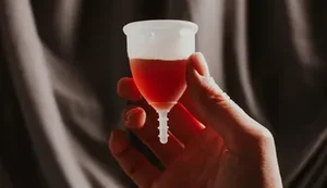 Sangue menstrual é nova tendência de skin care; entenda