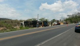 Em trecho da BR-101 em Pilar, carreta com carga de papel higiênico tomba