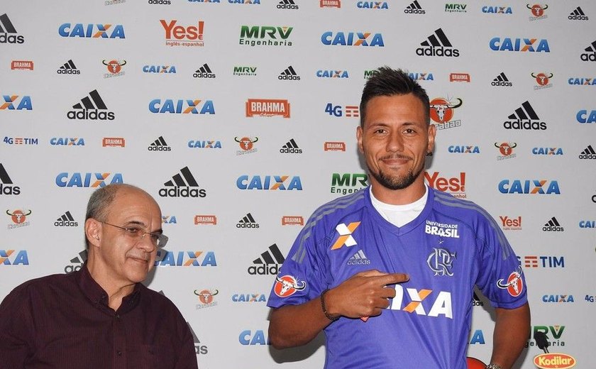 Com contrato até 2020, goleiro Diego Alves é apresentado no Flamengo