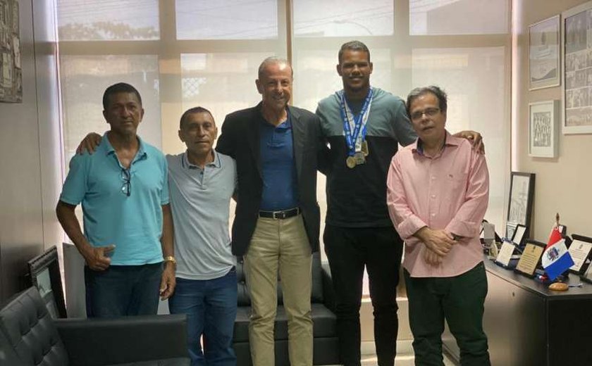 Goleiro campeão pelo Botafogo desfruta de suas férias em Maceió, sua terra natal