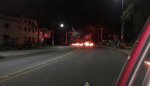 Protesto na 'Ponte do Reginaldo' causa engarrafamento em Maceió