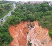 Erosão na Ladeira do Catolé preocupa moradores e motoristas