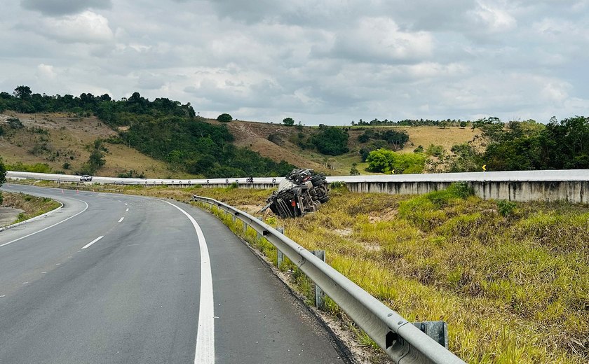 Motorista de caminhão tanque perde controle e sai da pista em Junqueiro