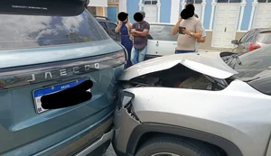 Carro dá ré e atinge Jeep parado no trânsito em Limoeiro de Anadia